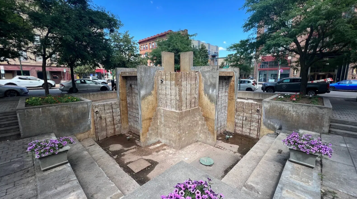 Fountain in Hanover Square